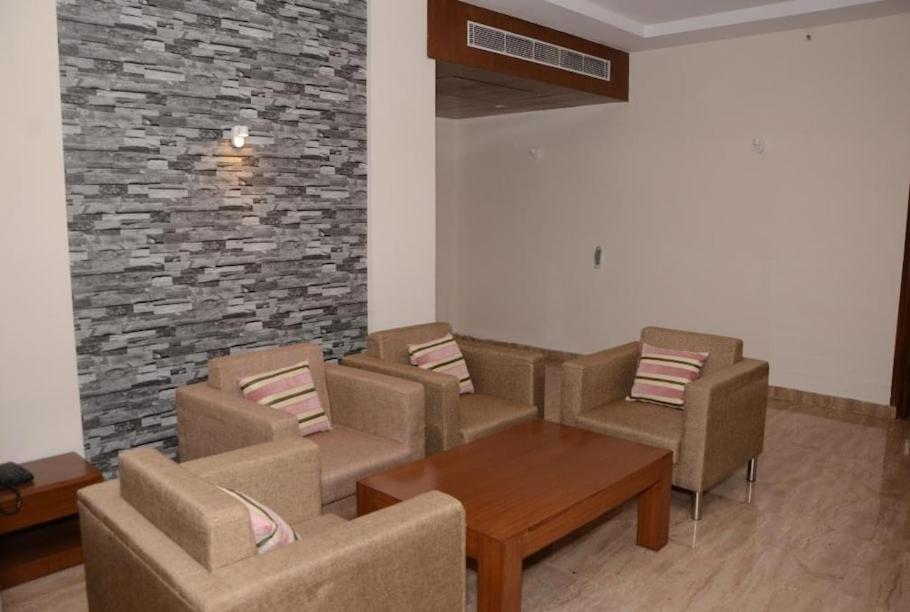 Hotel Krishna Palace Ayodhya Εξωτερικό φωτογραφία