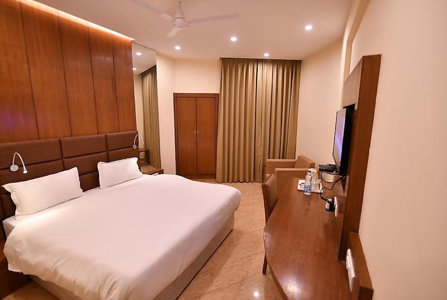 Hotel Krishna Palace Ayodhya Εξωτερικό φωτογραφία