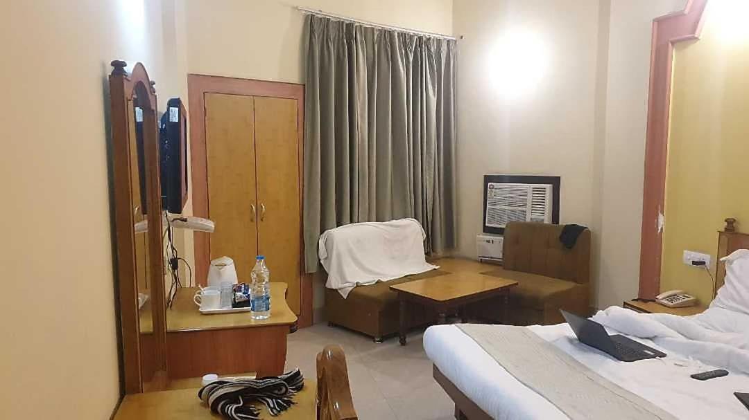 Hotel Krishna Palace Ayodhya Εξωτερικό φωτογραφία