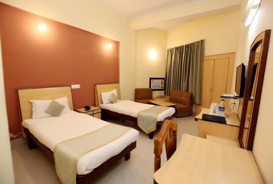 Hotel Krishna Palace Ayodhya Εξωτερικό φωτογραφία