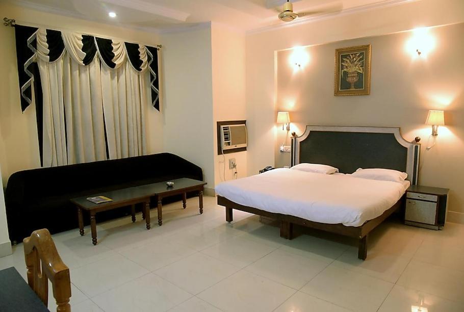 Hotel Krishna Palace Ayodhya Εξωτερικό φωτογραφία