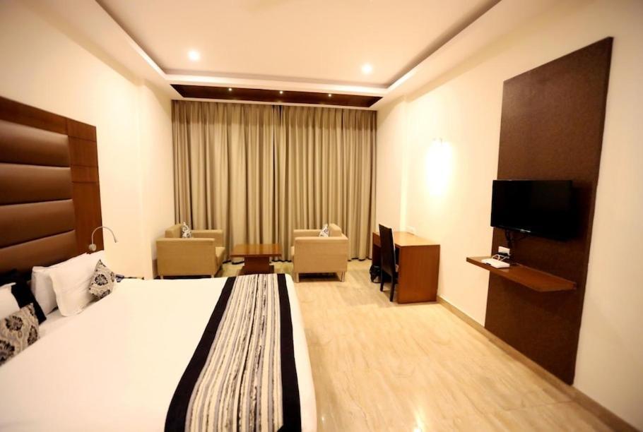 Hotel Krishna Palace Ayodhya Εξωτερικό φωτογραφία